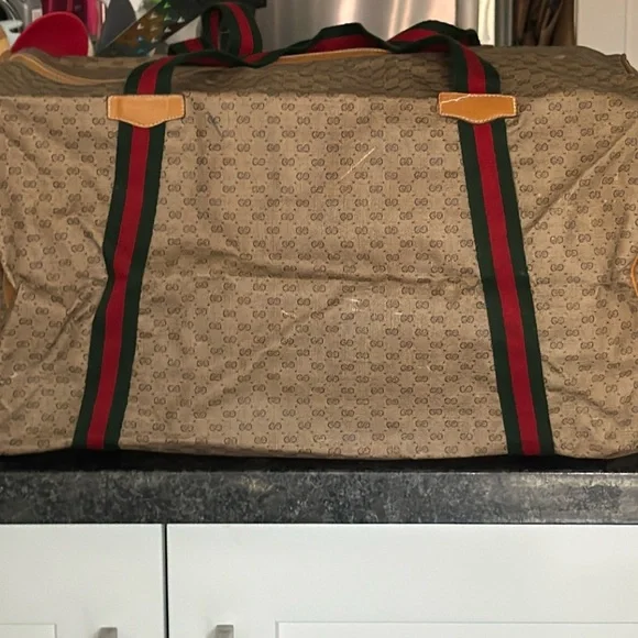 🌺SOLD SOLD ‼️‼️‼️GORGEOUS VERY RARE  GUCCI DUFFLE ❤️‍🔥 - Picture 2 of 9